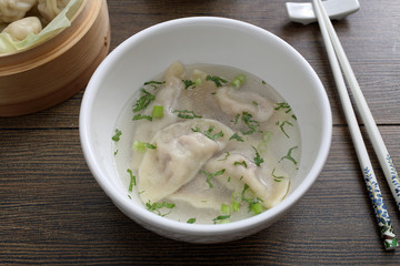 zuppa di gnocchi o ravioli  ripieni in vaso di ceramica sfondo tavolo moderno