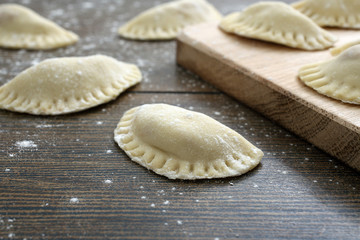 gnocchi o ravioli crudi ripieni con carne o verdure sfondo tavolo moderno