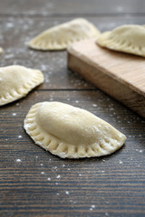 gnocchi o ravioli crudi ripieni con carne o verdure sfondo tavolo moderno