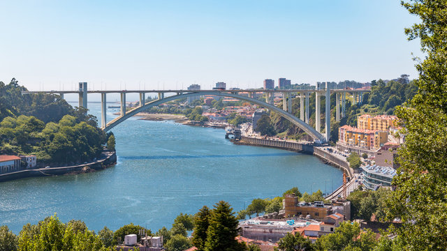 Porto vue sur le Douro et le pont Ponte d'Arr&aacute;bida Arr&aacute;bida