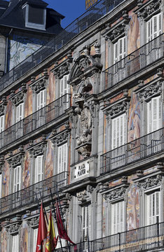 Plaza Mayor de Madrid con l a Casa de la Panadería y la estatua de Felipe III,España