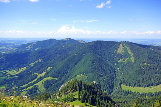 Blick vom Laber auf die AMMERGAUER ALPEN
Richtung Starnberger See ( Bayern )