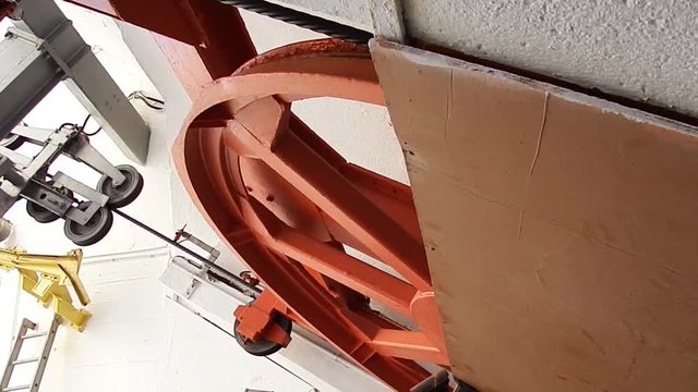 the wheel rotates the cable which moves the cabin with passengers