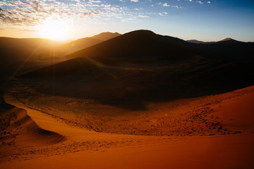 Düne 45 - Blick in die aufgehende Sonne, Sossusvlei, Namibia
