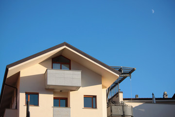 vista edifici urbani esterni con finestre