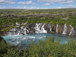 Obraz premium Die Wasserfälle Hraunfossar im Westen von Island