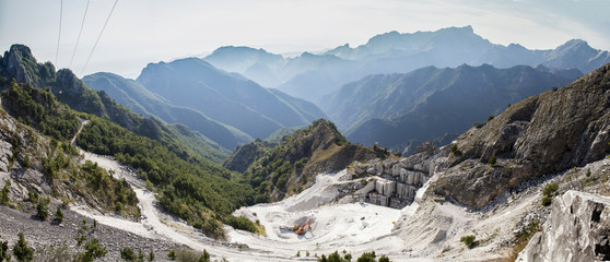 Alpi Apuane con le cime dei monti e cave di marmo di Carrrara