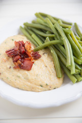 Polenta mit Fisolen und Speck
