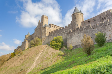 Fototapeta na wymiar remparts extérieurs de la cité médiévale de Carcassonne 