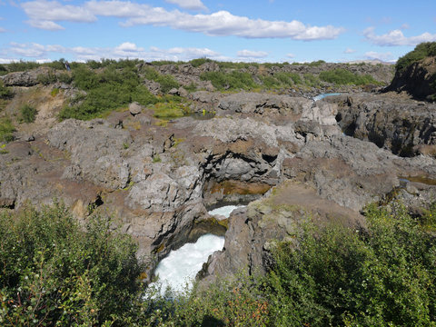 Der Wasserfall Barnafoss des Flusses Hv&iacute;t&aacute; bei H&uacute;safell in Islan