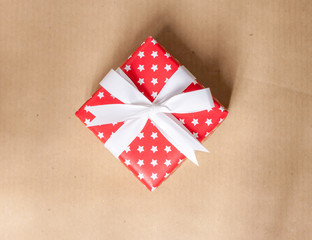 Obraz premium christmas present on craft paper