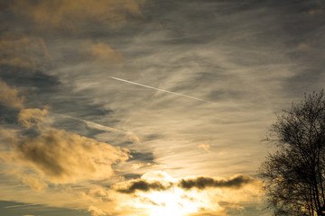 Fototapeta na wymiar Wolkenhimmel mit Sonne