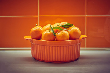 Cesto di mandarini arancione