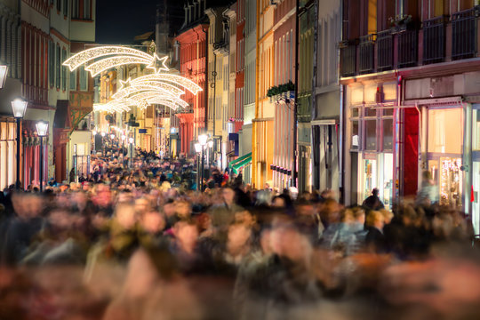 Shopping Gedränge in einer Einkaufsstraße, Fußgängerzone Heidelberg vor Weihnachten