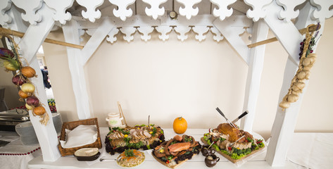 Jedzenie w formie bufetu, stół wiejski, stół szwedzki. Posiłki, wyrzywienie dla ludzi podczas zabawy, imprezy weselnej: mięso, ser, pasztet, kiełbasa, smalec, szynka, przyprawy, sałata, pierogi, wódka