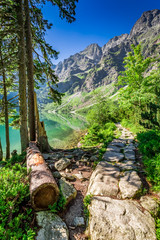 Fototapeta premium Cudowne jezioro w górach o świcie w Polsce
