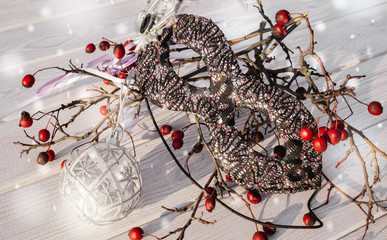 Карнавальная маска и новогодние декорации