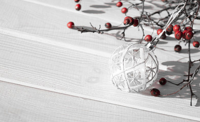 Рождественские украшения. Ёлочные шарики и красные ягоды боярышника