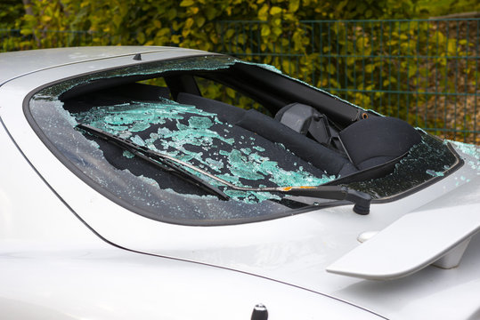 Unfallwagen, Sportwagen mit zersprungener Heckscheibe, Deutschland 