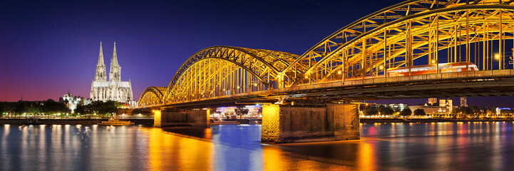 Köln Dom am Rhein mit Hohenzollernbrücke Skyline bei Nacht