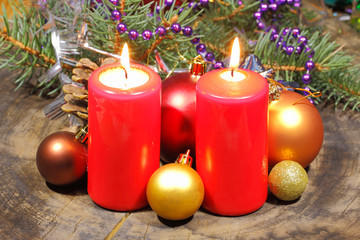 Adventskerzen, Weinachtsdekoration, Tannengrün