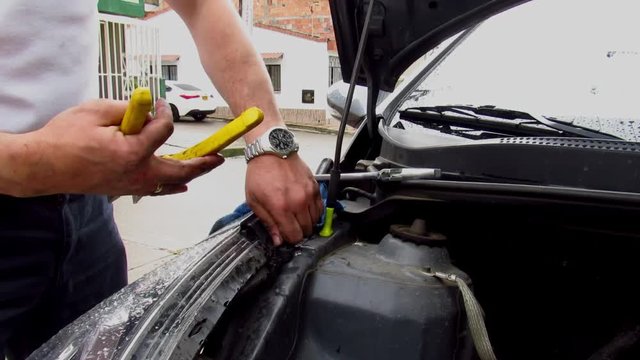 hombre trabajando en el carro