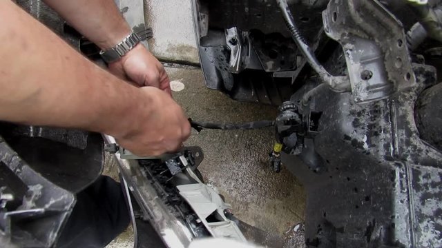 hombre trabajando en el carro