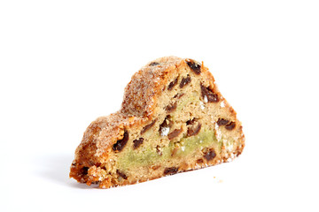 Eine Scheibe Weihnachtsstollen mit Pistazienmarzipan auf weiß isoliert