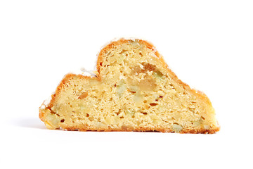 Eine Scheibe Weihnachtsstollen mit Marzipan auf weiß isoliert