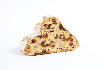 Eine Scheibe Weihnachtsstollen auf weiß isoliert