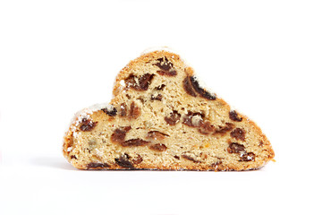 Eine Scheibe Weihnachtsstollen auf weiß isoliert