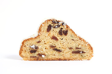 Eine Scheibe Weihnachtsstollen auf weiß isoliert