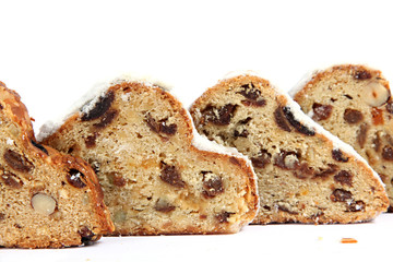 Eine Scheibe Weihnachtsstollen auf weiß isoliert