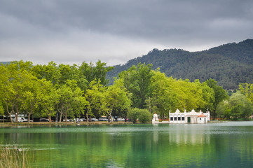 Fototapeta na wymiar Paisaje del parque natural del lago de Bañolas