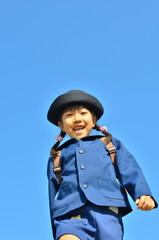 笑顔の幼稚園児（女の子、青空）