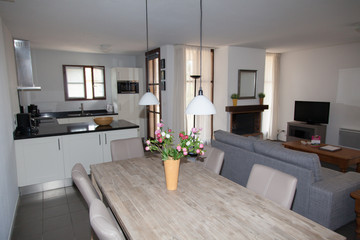 Modern house: View on bright,unusual living room