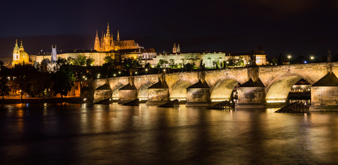 Obraz premium Pargue at dusk, view of the Lesser Bridge Tower of Charles Bridge
