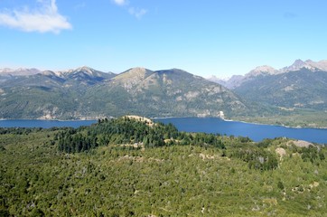 Fototapeta premium Argentina,Bariloche,suramerica,turismo,lagos,montañas,pinos,naturaleza,paisajes,nieve,invierno,canoas,hermoso