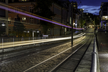 Verkehr auf einer Strassenbahnbrücke in Freiburg bei Nacht