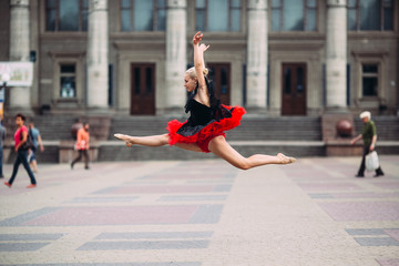Fototapeta na wymiar Ballerina doing splits in the air