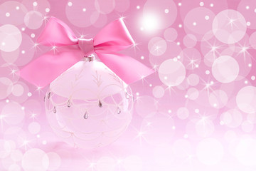 ピンクのリボンのクリスマスボールオーナメント