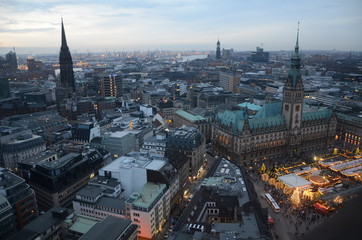 Naklejka premium Weihnachtszeit in Hamburg - Mit großem Weihnachtsmarkt auf dem Rathausplatz 