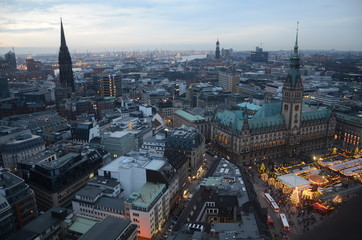 Obraz premium Weihnachtszeit in Hamburg - Mit großem Weihnachtsmarkt auf dem Rathausplatz 