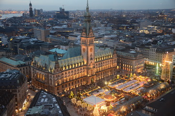 Weihnachtszeit in Hamburg - Mit großem Weihnachtsmarkt auf dem Rathausplatz 