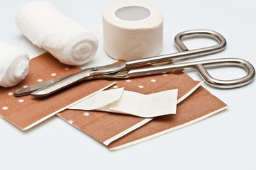 Pflaster, Verbandsrolle und Schere