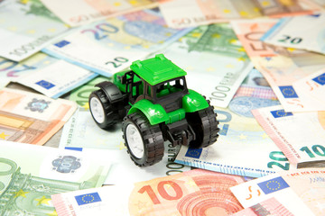 Ein Traktor und Bargeld © studio v-zwoelf