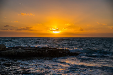 Fototapeta premium Tramonto sul mare su una spiaggia della Sicilia