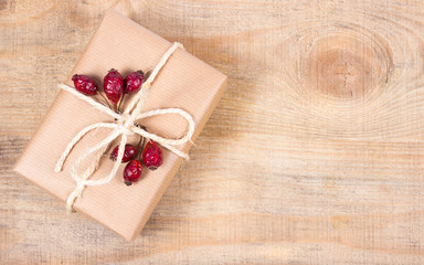 Obraz na płótnie Canvas Rustic gift box with kraft paper. Christmas gift.