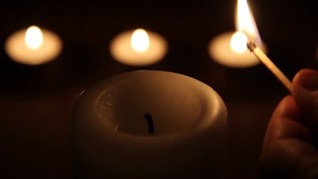 Kerze mit Streichholz anz&uuml;nden