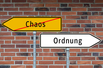 Fototapeta na wymiar Wegweiser Chaos Ordnung
